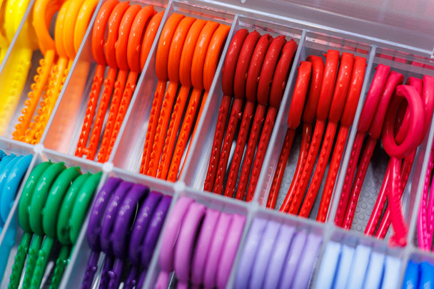Un ensemble de bandes élastiques colorées pour l'installation d'appareils dans le traitement dentaire orthodontique - Photo, image