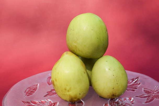 Friss és bio indiai gyümölcs nevű zöld jujube vagy alma jujube vagy Ber alma. Zöld indiai jujuba szilva bora vörös alapon - Fotó, kép