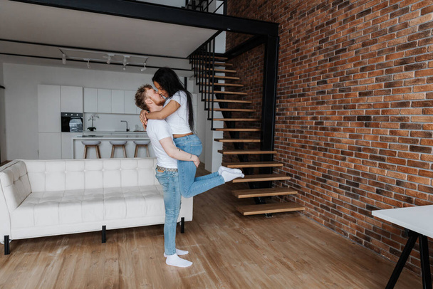 Ευτυχισμένο πολυφυλετικό ζευγάρι πρώτη φορά στο σπίτι αγοραστές γιορτάζουν την ημέρα μετακόμισης - Φωτογραφία, εικόνα