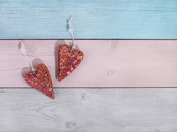 Zwei rot glänzende Herzen. Hintergrund zum Valentinstag. Das Herz der Liebe. Platz für Text - Foto, Bild