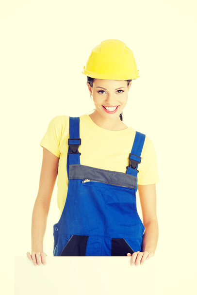 Female construction worker with blank board - Foto, Bild
