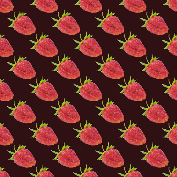 motif fraise sans couture sur fond rouge foncé - Photo, image