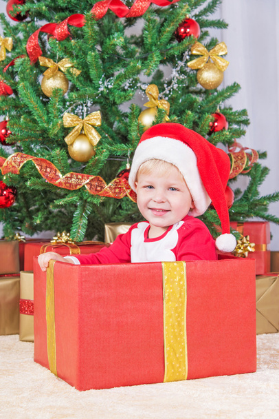 Smiling child with santa hat in gift box - Fotoğraf, Görsel