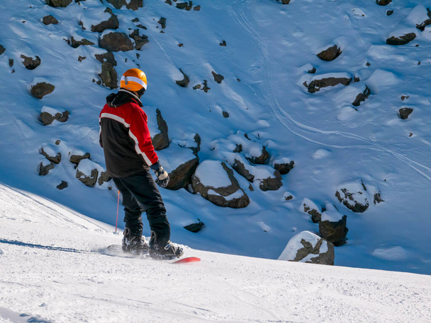 Snowboarder on a ski slope - Foto, afbeelding