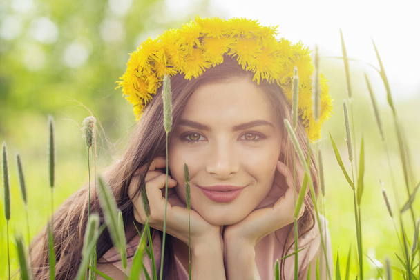 Gyönyörű arc. Tavaszi portré vonzó nő szabadban - Fotó, kép