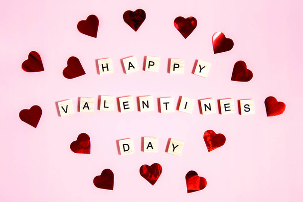 Boldog Valentin napot! Szív alakú csillogás és fa betűk felirat rózsaszín háttér - Fotó, kép