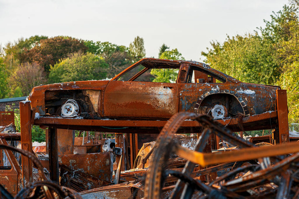 naufragios de coches quemados oxidados . - Foto, imagen
