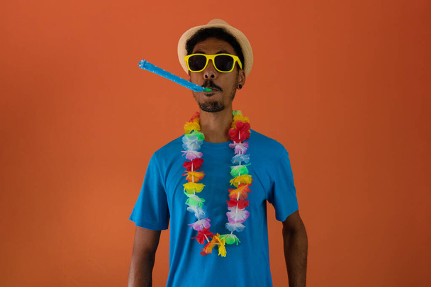 Schwarzer Mann im Kostüm für brasilianischen Karneval isoliert auf orangefarbenem Hintergrund - Foto, Bild