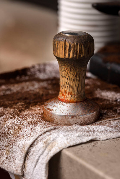 Puu ja metalli kahvi tamp pyyhkeellä kahvinporoja - Valokuva, kuva