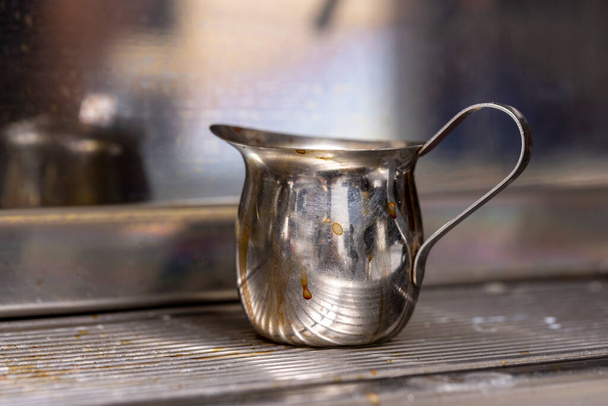 Carafe de aço inoxidável usado para fazer bebidas expresso em uma casa de café - Foto, Imagem