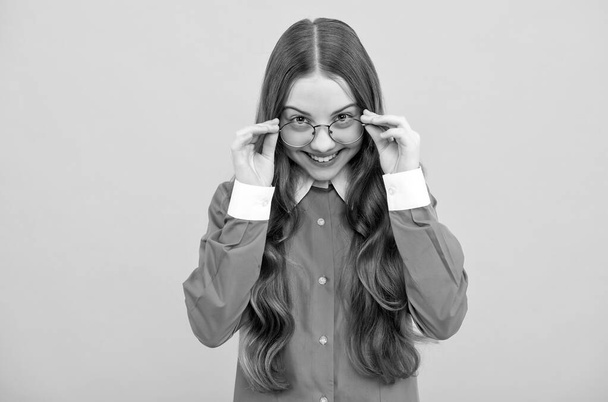 Minä näen sinut. Onnellinen tyttö lapsi katsoo silmälasien läpi. Näöntarkkuus. Näkökyky. Visiokorjaus - Valokuva, kuva