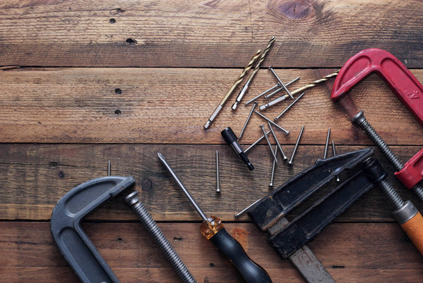 Colección de herramientas de carpintería sobre fondo de madera. - Foto, imagen