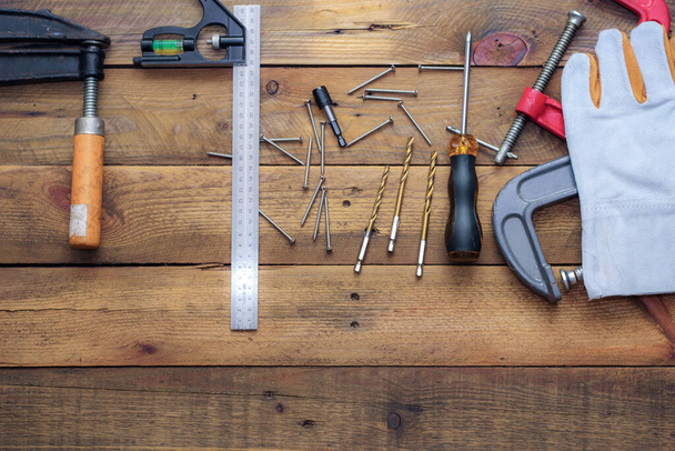 Collection d'outils de menuiserie sur fond bois. - Photo, image