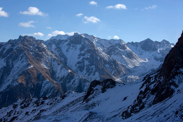 Landschap in het Noordelijk Tien Shan gebergte in Almaty. - Foto, afbeelding
