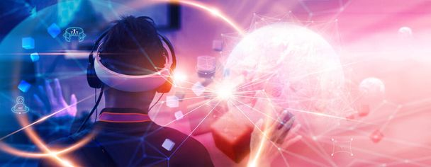 Metaverse Technology Konzepte. Teenager spielen VR Virtual-Reality-Brille und Erfahrungen mit metastasierter virtueller Welt. Visualisierung und Simulation, Gamer, 3D, AR, VR, Innovation futuristischer. - Foto, Bild