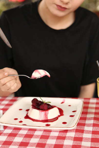 Closeup of woman eating cake in a cafe - Fotoğraf, Görsel