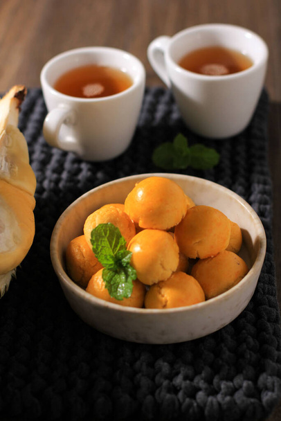 Selected Focus Nastar Durian, Cookies with Durian Jam Filling, Served in Brown Bowl with Mint Leaf as Garnish.  - Zdjęcie, obraz