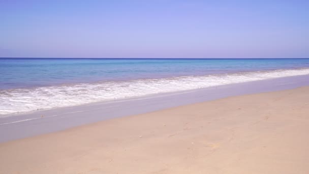 プーケット海ビーチでクラッシュする美しい波砂のビーチで空中ビューの波が壊れます。ビーチにカニがたくさんいる美しいビーチでの海の波素晴らしい自然景観 - 映像、動画