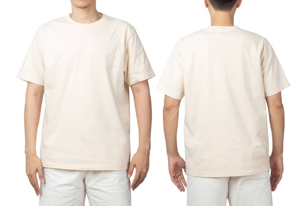 ブランクベージュのTシャツのモックアップ前面と背面のデザインテンプレートとして使用される若い男は、クリッピングパスと白の背景に隔離された. - 写真・画像