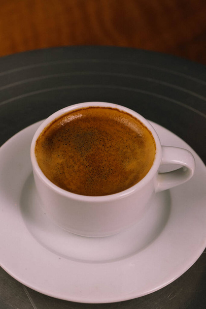 Kopje Turkse koffie op tafel - Foto, afbeelding