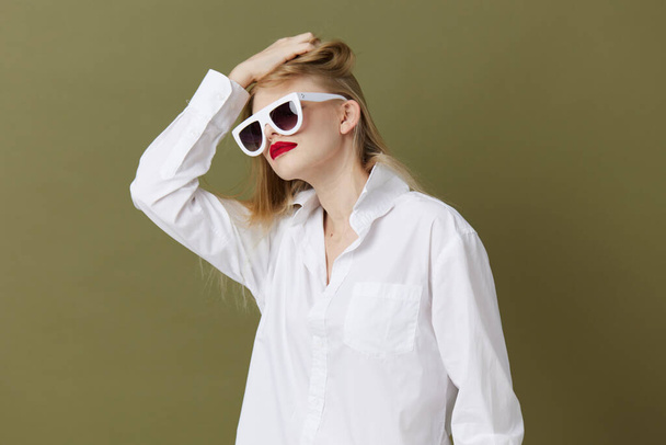 модна жінка червоні губи мода окуляри студія модель незмінна
 - Фото, зображення
