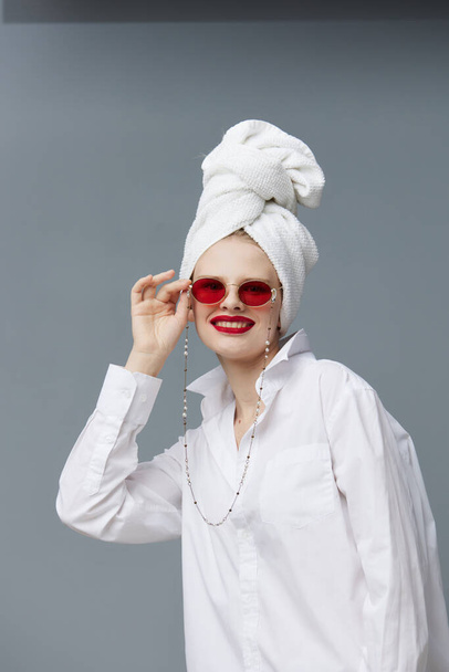hübsche Frau rote Brille Handtuch auf Kopf Make-up-Studio-Modell unverändert - Foto, Bild