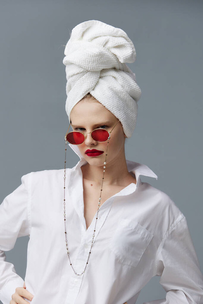 donna alla moda con un asciugamano in testa in camicia bianca Lifestyle posa - Foto, immagini