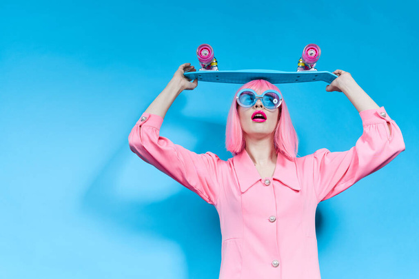 czarująca kobieta w okularach przeciwsłonecznych nosi różową perukę studio model niezmieniony - Zdjęcie, obraz