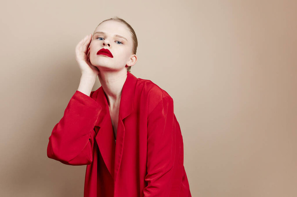 жінка червоні губи модна куртка студія модель незмінна
 - Фото, зображення
