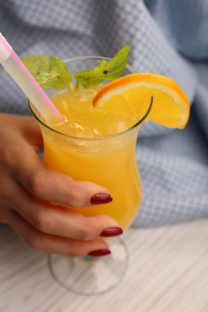 Un vaso de sabroso jugo de naranja - Foto, Imagen