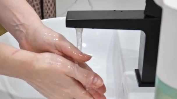 lavaggio mani da vicino. trattamento microbico delle mani - Filmati, video