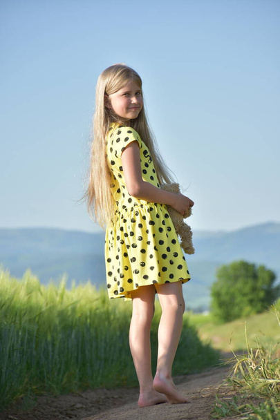 πράσινο σιτάρι τομέα και ξανθιά κοπέλα, - Φωτογραφία, εικόνα