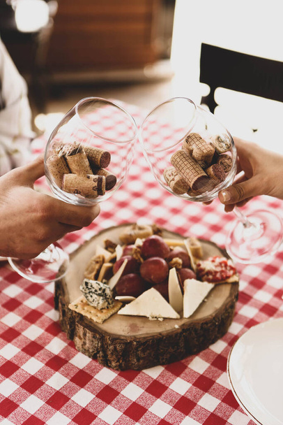Сырная тарелка, изысканное вино и поднос для сыра - Фото, изображение