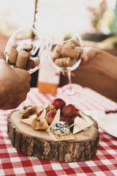 Prato de queijo, vinho gourmet e bandeja de charcutaria de queijo - Foto, Imagem