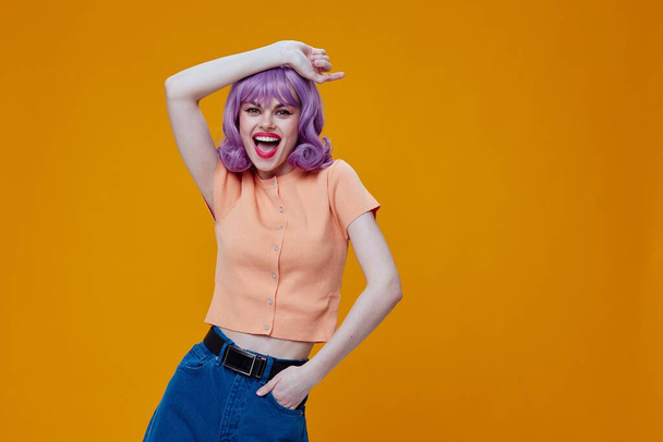 Piękno moda kobieta falisty fioletowy włosy emocje zabawa żółty tło bez zmian - Zdjęcie, obraz