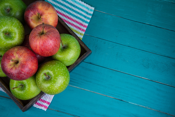 Fazenda maçãs vermelhas e verdes orgânicas frescas na mesa de madeira em pasta
 - Foto, Imagem