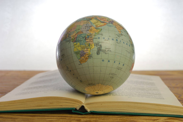 globe of the globe op het open boek concept van kennisonderwijs. Hoge kwaliteit foto - Foto, afbeelding