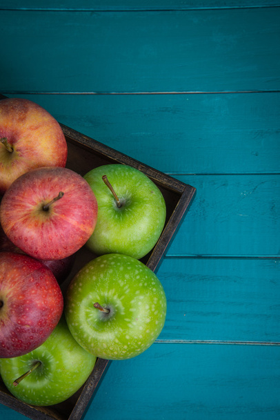 boerderij verse biologische rode en groene appels op houten tafel in plakken - Foto, afbeelding