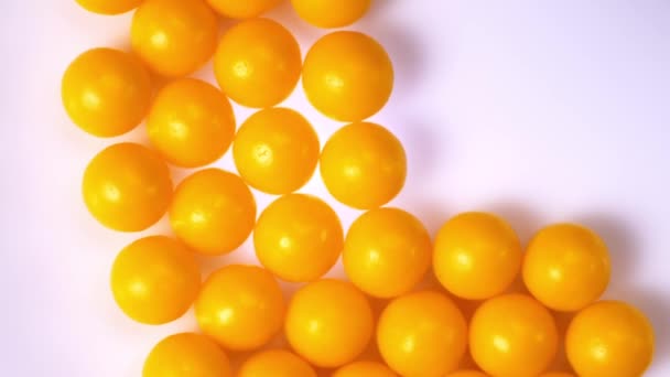 vitaminas close-up. redondo grânulos amarelos vitamina girar close-up - Filmagem, Vídeo