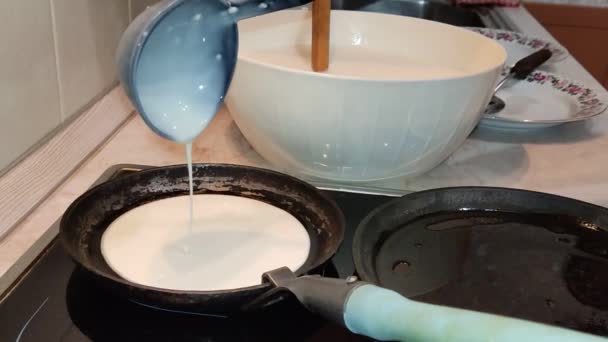 Pannenkoeken bakken. Traditionele Russische blin op een gietijzeren koekenpan. Maslenitsa is een Oost-Slavische traditionele vakantie, gevierd in de week voor de Grote Vasten. - Video