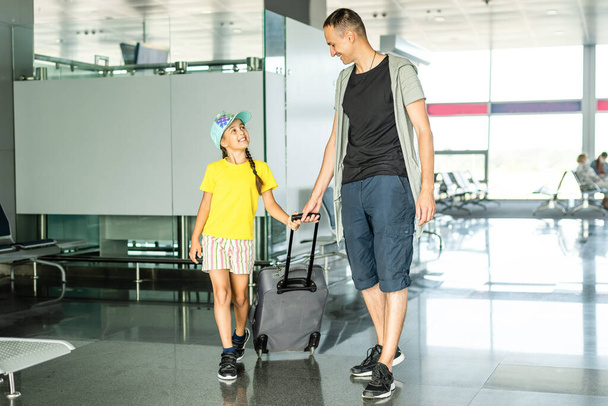 podekscytowana dziewczynka z ojcem na lotnisku po długim oczekiwaniu - Zdjęcie, obraz