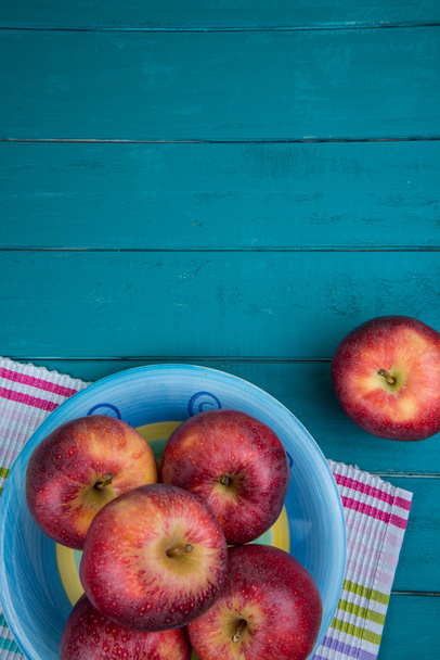 Ferme pommes d'automne rouges biologiques fraîches sur table rétro en bois bleu
  - Photo, image