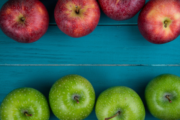 αγρόκτημα φρέσκα βιολογικά κόκκινο και πράσινο φθινόπωρο μήλα σε ξύλινα ρετρό β - Φωτογραφία, εικόνα
