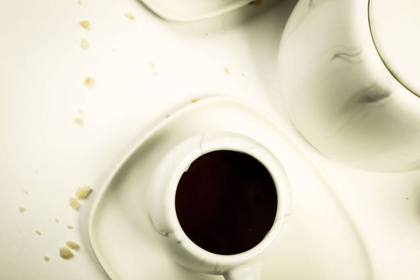 Чашка чаю на столі
 - Фото, зображення
