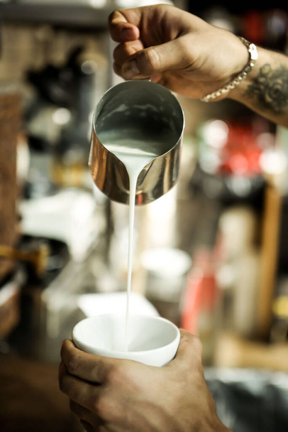 бариста заварює каву в кав'ярні
 - Фото, зображення