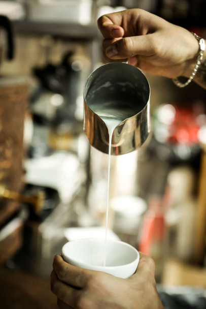 barista vaří kávu v kavárně - Fotografie, Obrázek