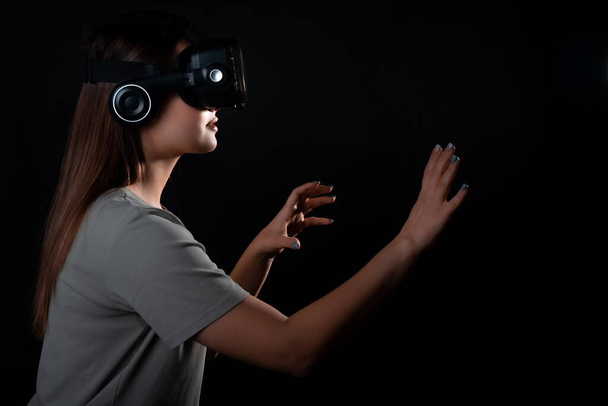 Virtual experience, a young woman using virtual reality glasses, - Foto, immagini
