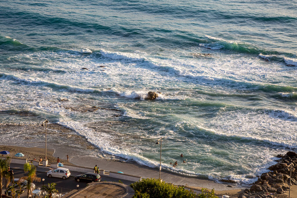 Tyrhenian Denizi 'nin havadan görünüşü ve İtalya' daki güzel plaj. Kumsal ve deniz manzarası yukarıdan. Deniz suyu ve kumsal manzarası. - Fotoğraf, Görsel