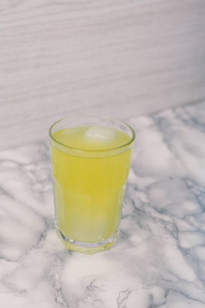 Fresh Organic Lemonade in glass. - Foto, afbeelding