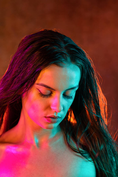 Portret van een mooie jonge vrouw in RGB kleuren.  - Foto, afbeelding